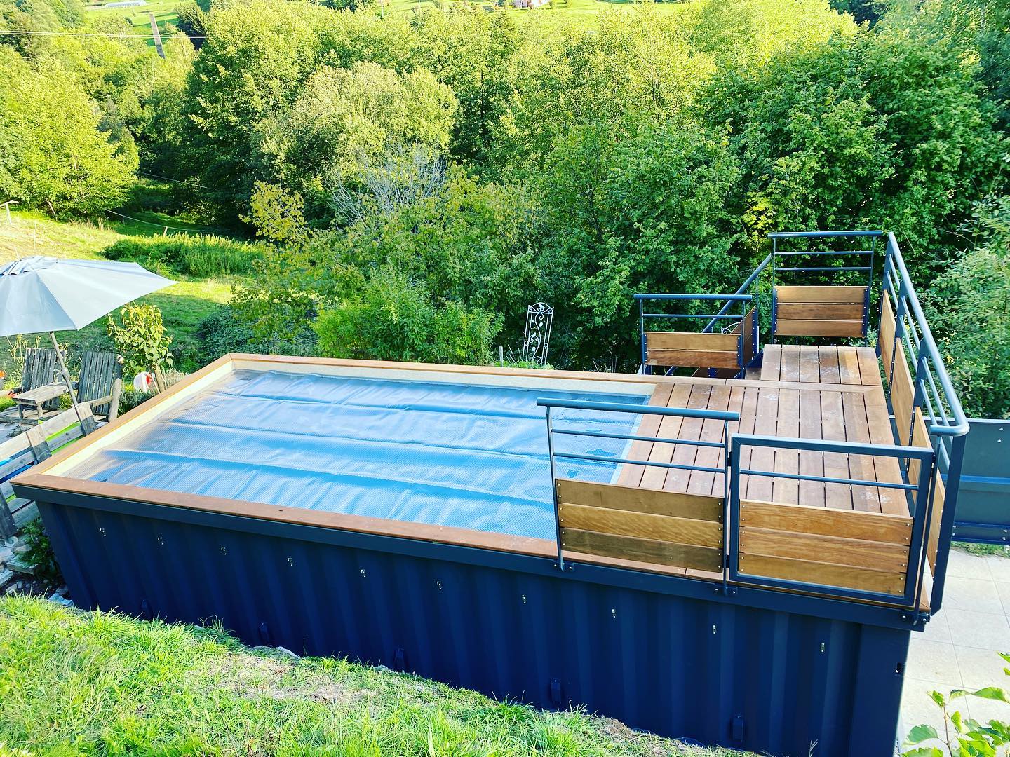 Piscine container vue aérienne avec terrasse