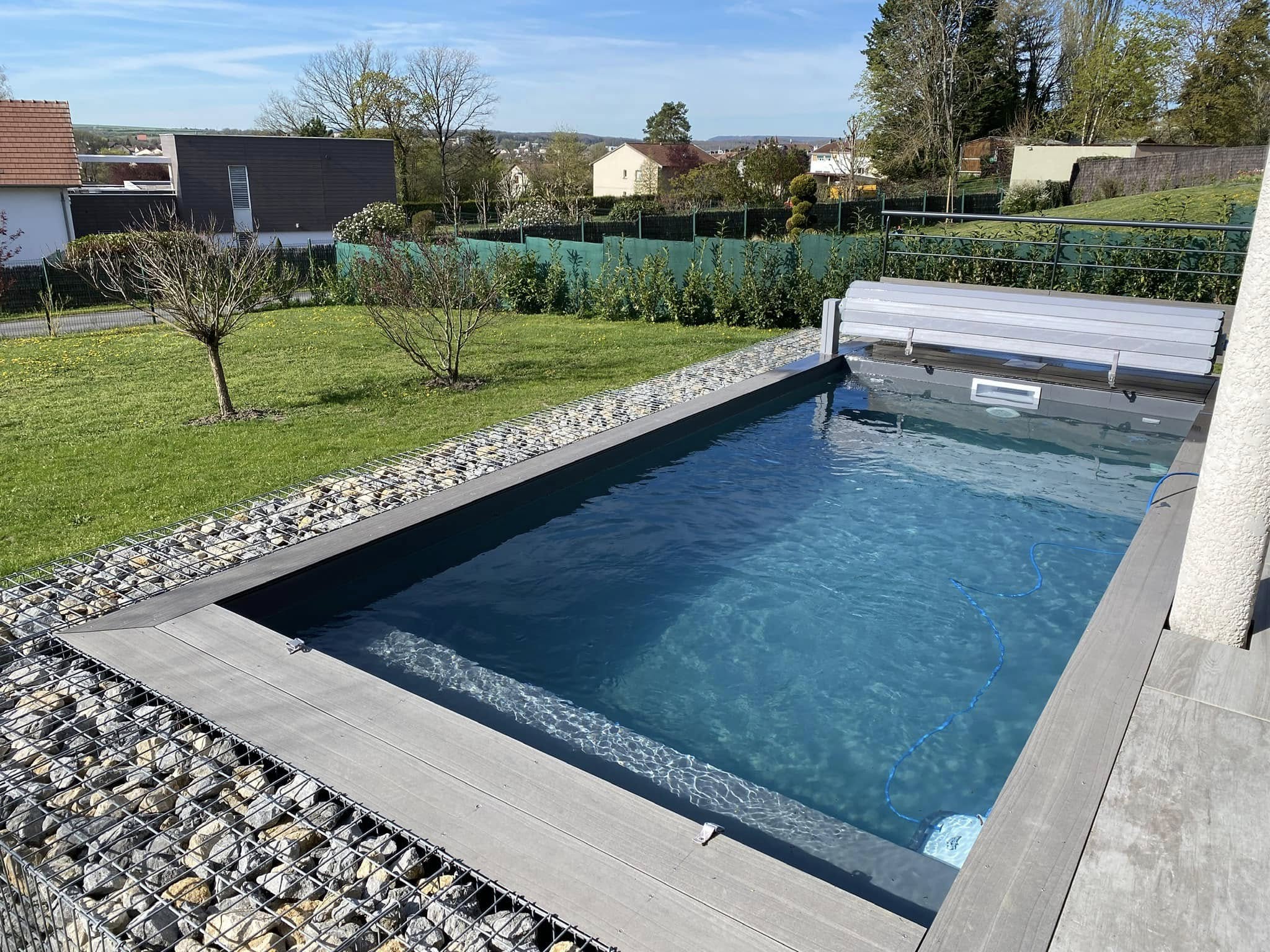 Piscine container finalisée avec terrasse bois