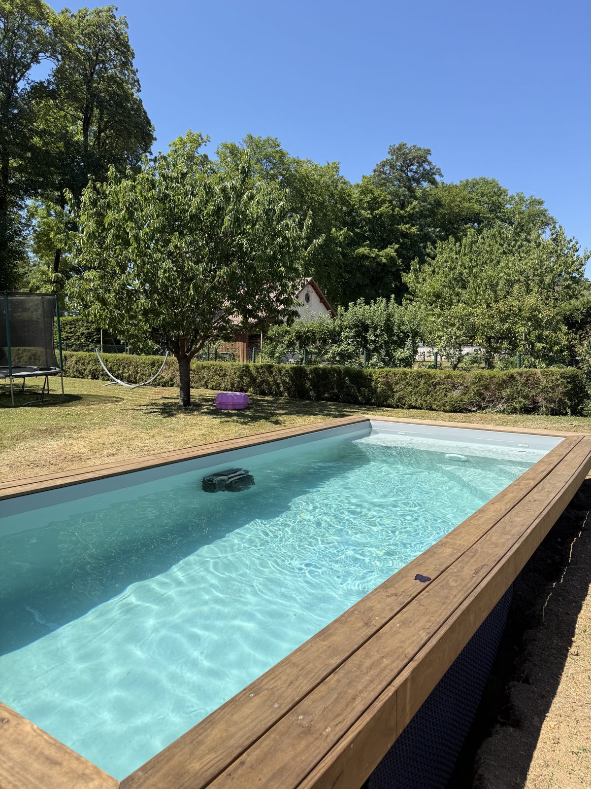 Piscine container à margelle bois dans un jardin arboré à Mirecourt (88)