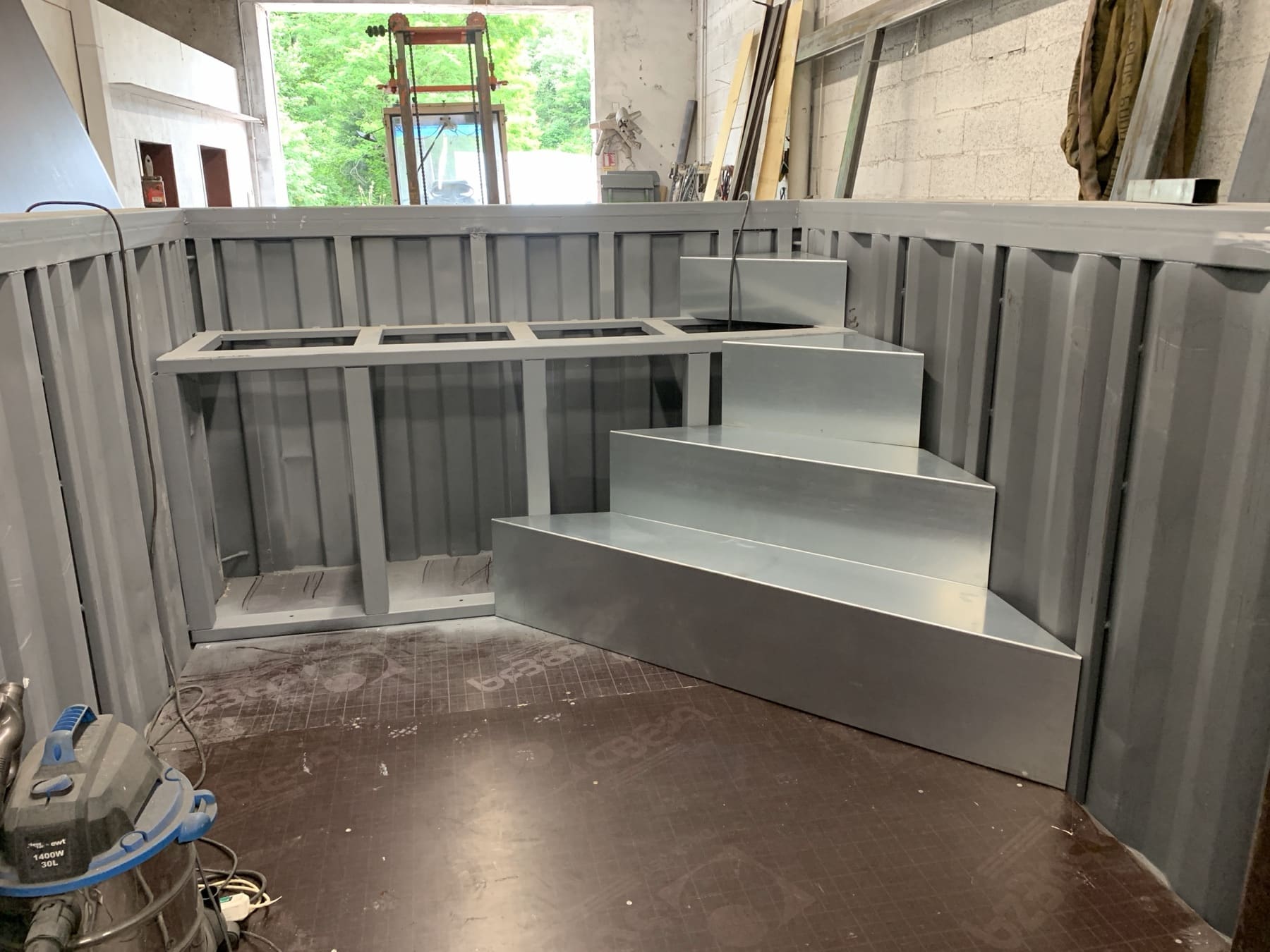 Bassin et escalier en atelier